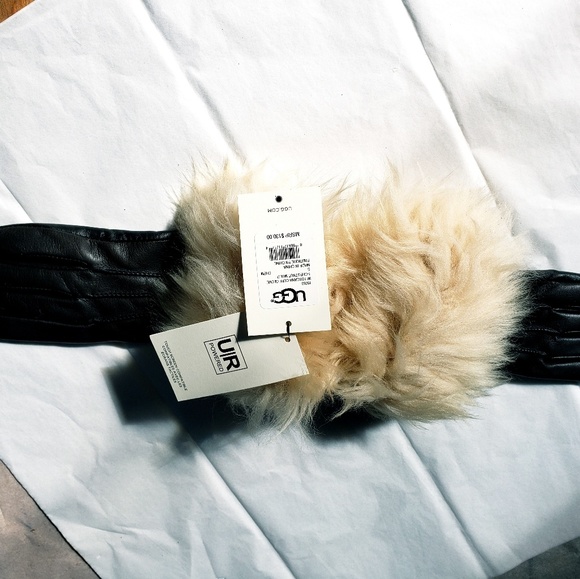SOLD 🥰NWT💗UGG Shearling Black Leather Gloves - Picture 5 of 8
